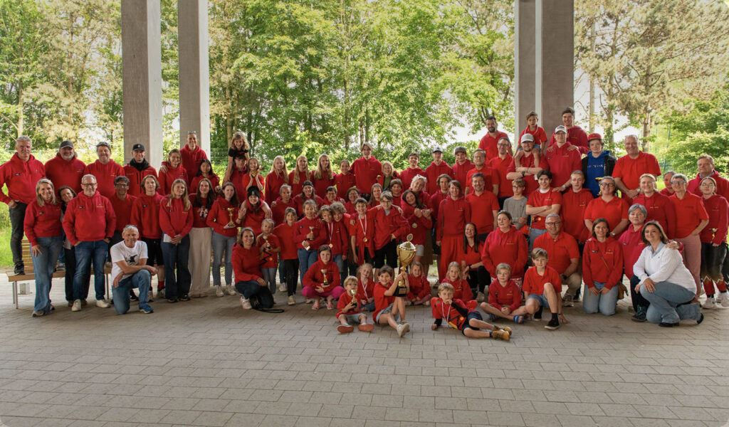 groepsfoto Racing Team en vrijwilligers Racing Team