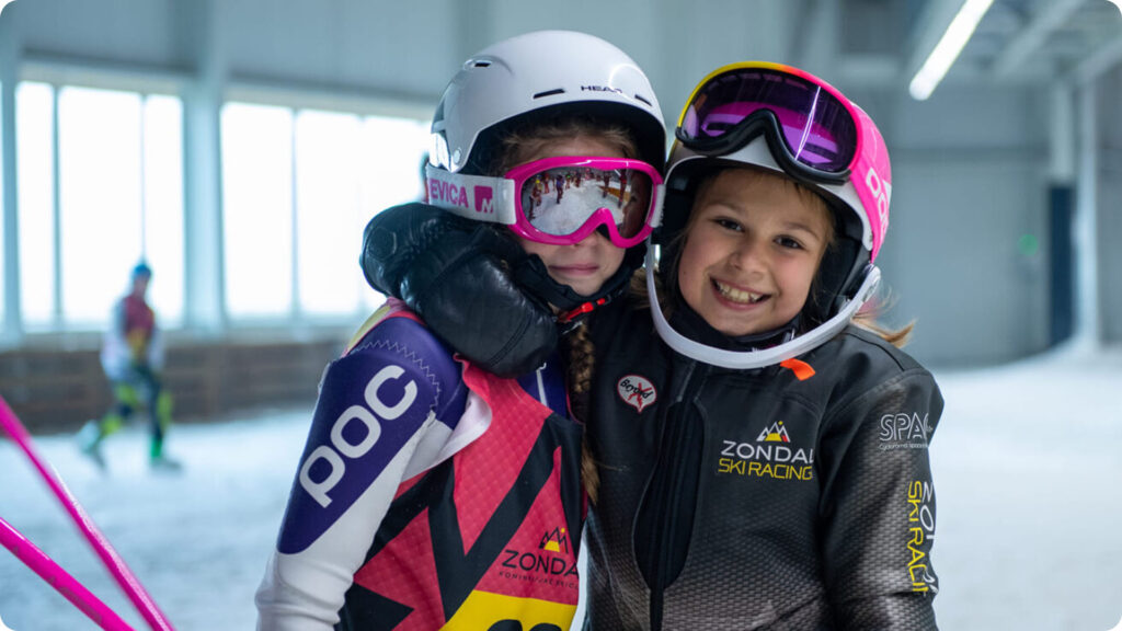 2 jonge leden van het racing team