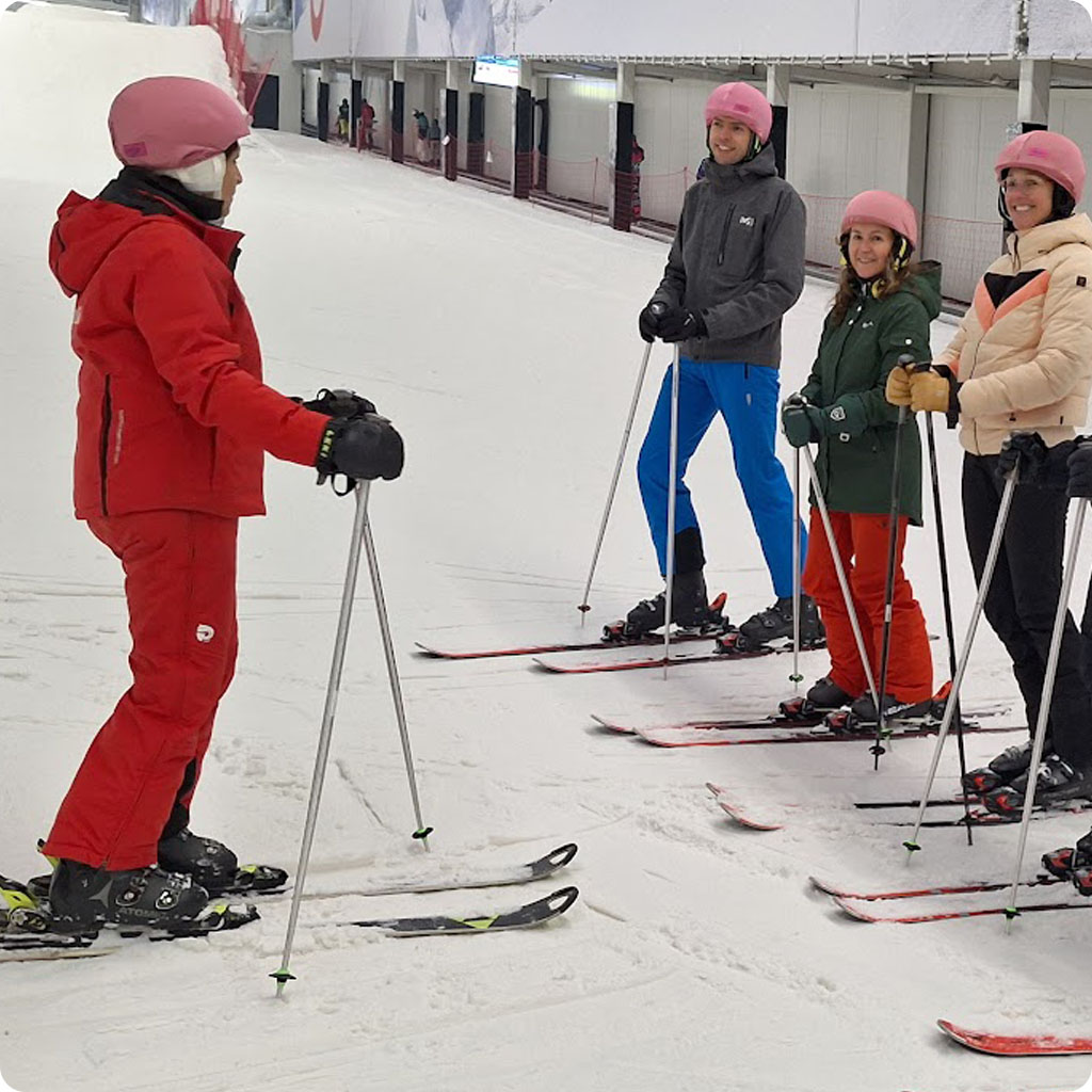 monitor staat voor groep tijdens familieskiën
